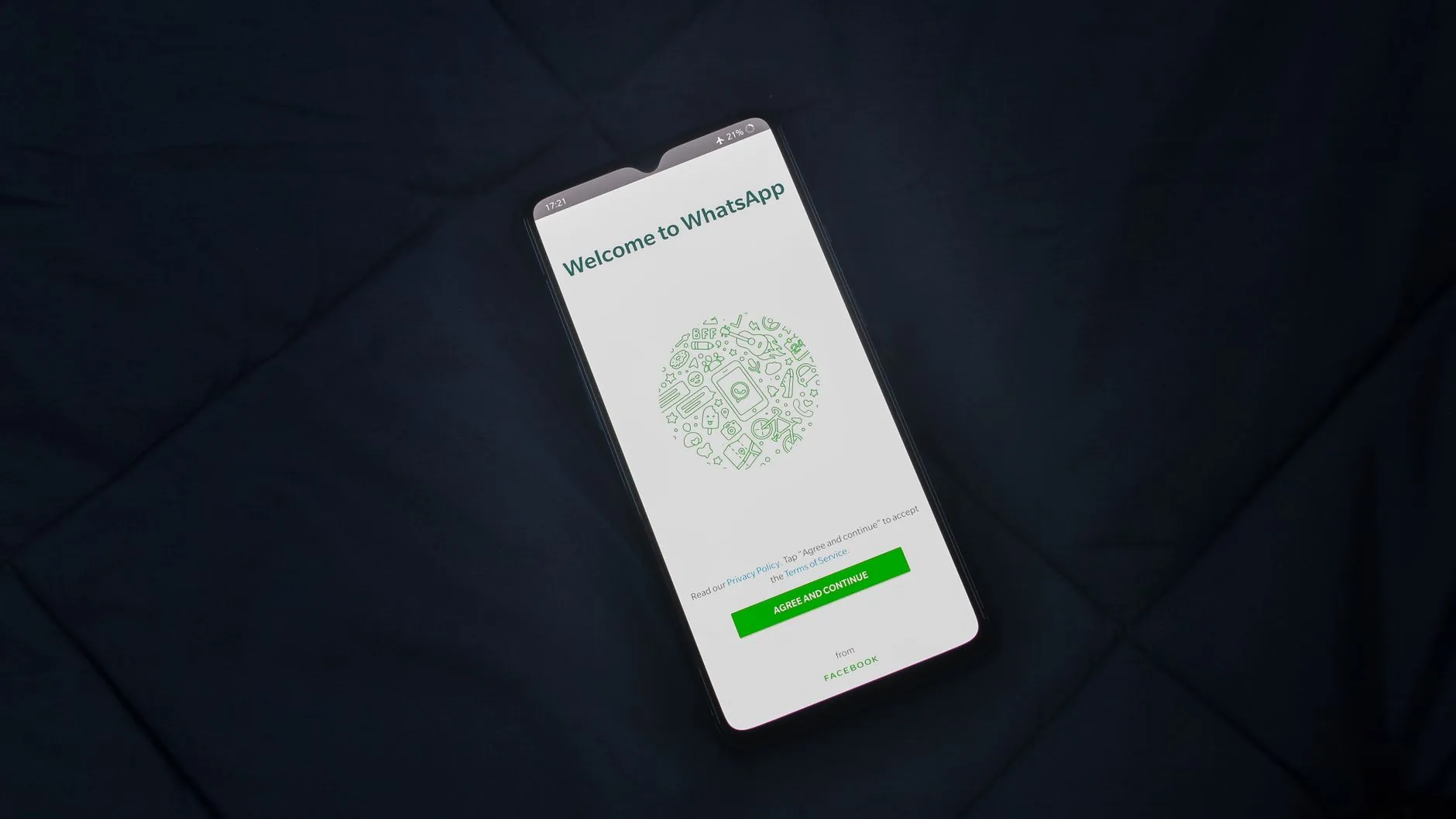 Celular sobre balcão de loja exibindo conversa de atendimento automatizado no WhatsApp