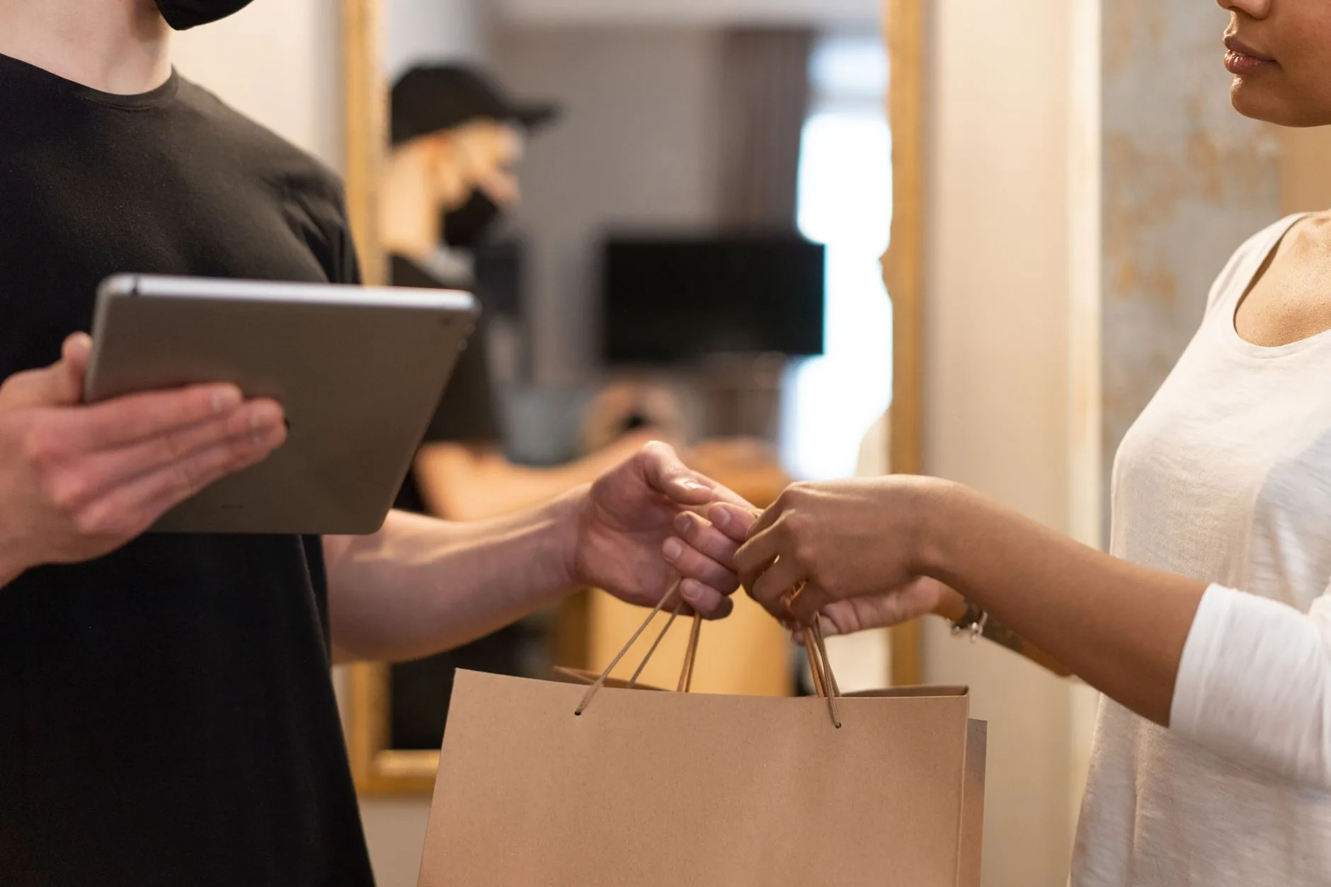 Pessoa usando o celular com um aplicativo de compras e o WhatsApp abertos lado a lado