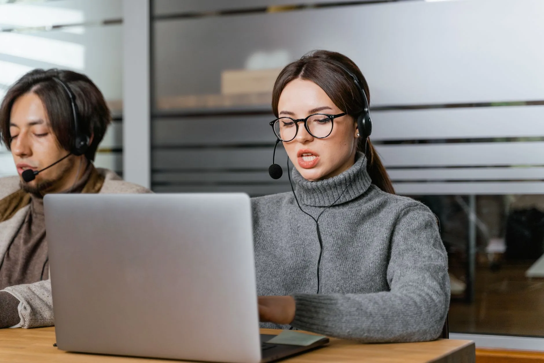 Profissional de atendimento acompanhando conversas e tickets de clientes em um notebook