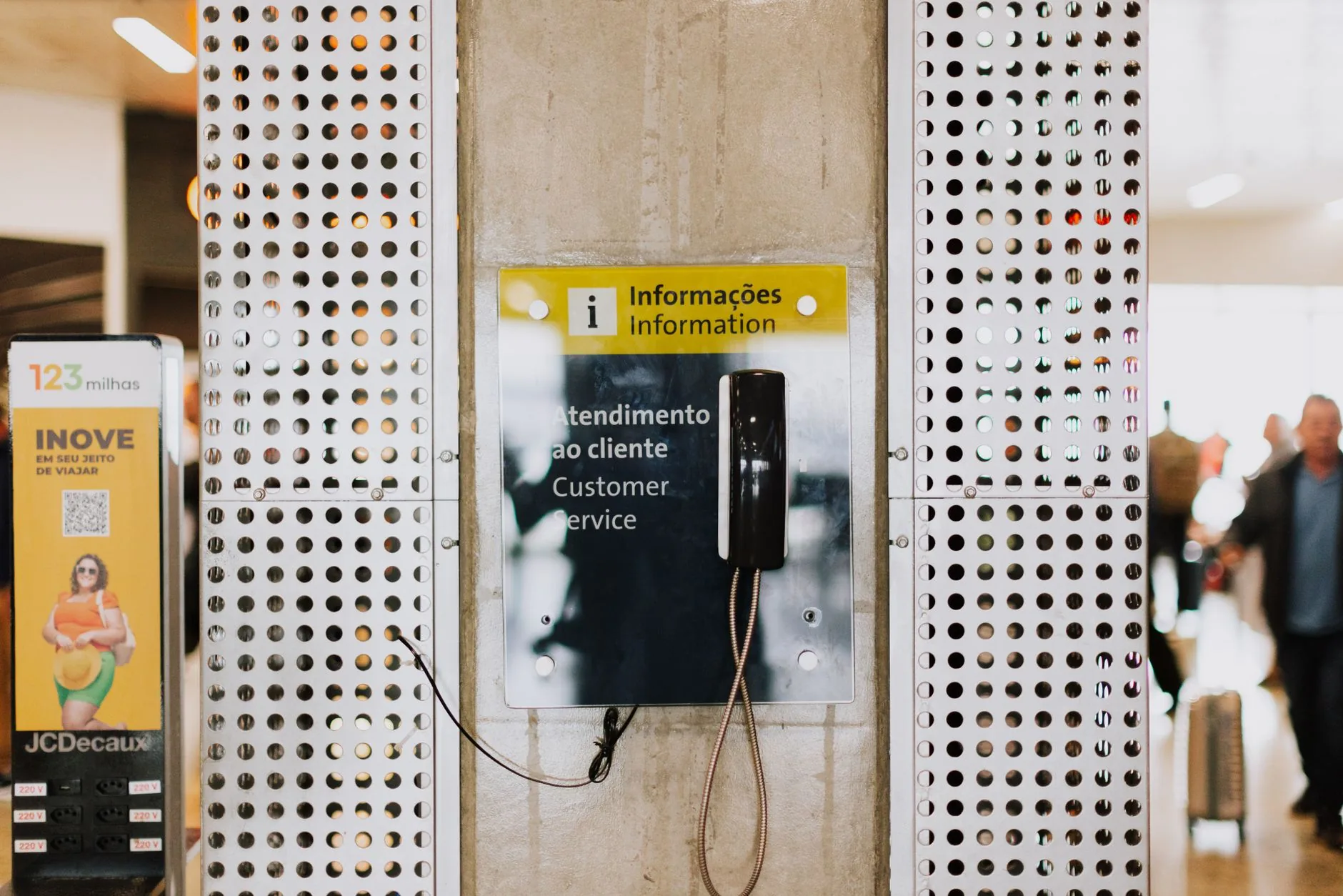 Celular mostrando fila de mensagens de atendimento no WhatsApp sendo processadas em ordem pelo sistema