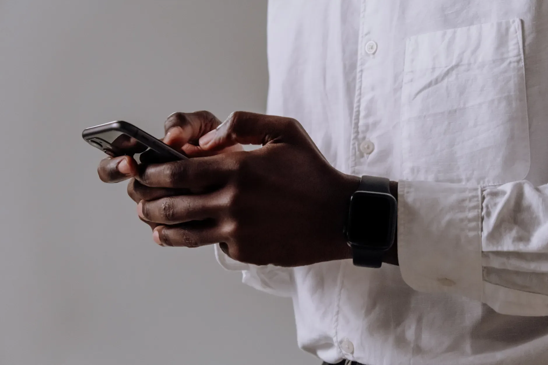 Celular exibindo conversa de atendimento automatizado no WhatsApp Business sobre uma mesa de loja