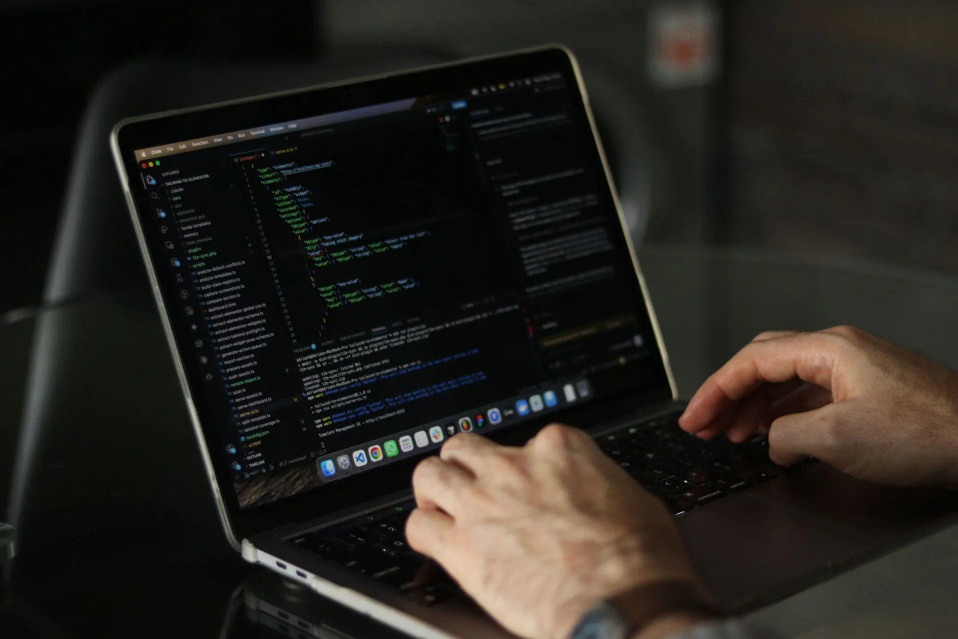 Programador configurando um endpoint de webhook do WhatsApp Business API em um notebook, com código e requisições JSON na tela