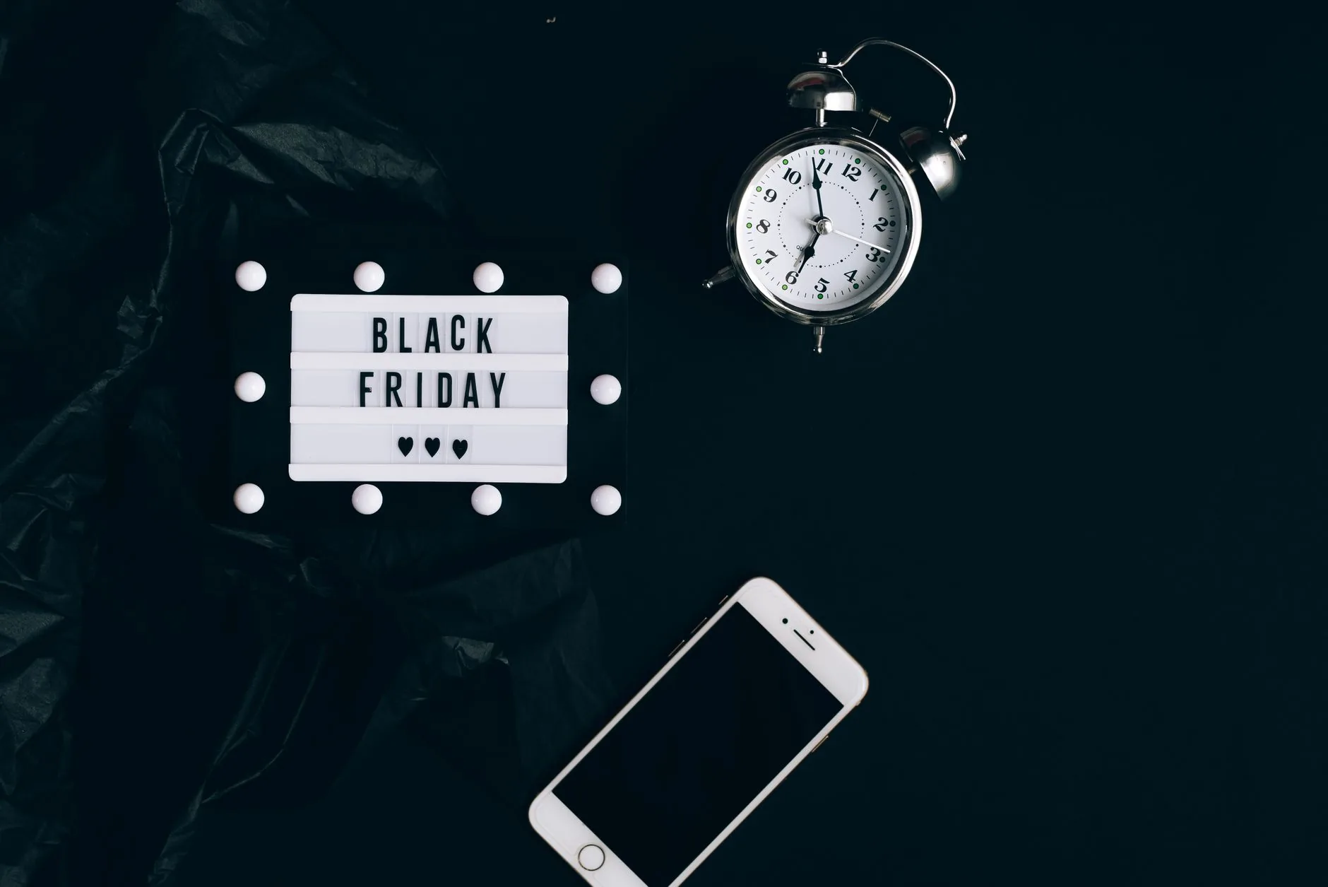 Cliente navegando em ofertas de Black Friday no celular enquanto conversa no WhatsApp