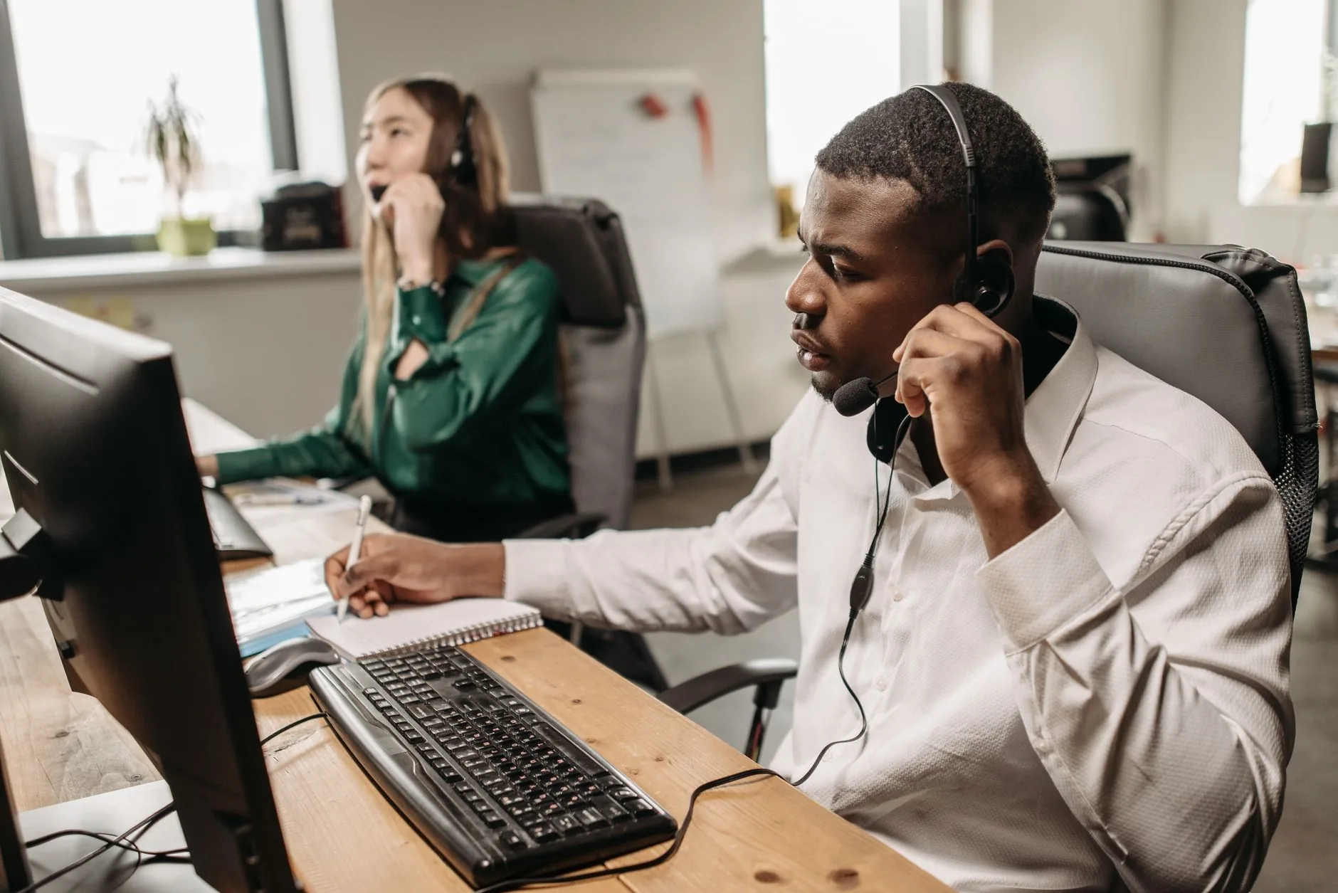 Equipe de uma pequena empresa respondendo conversas de clientes no celular enquanto compara custos da API do WhatsApp em uma planilha