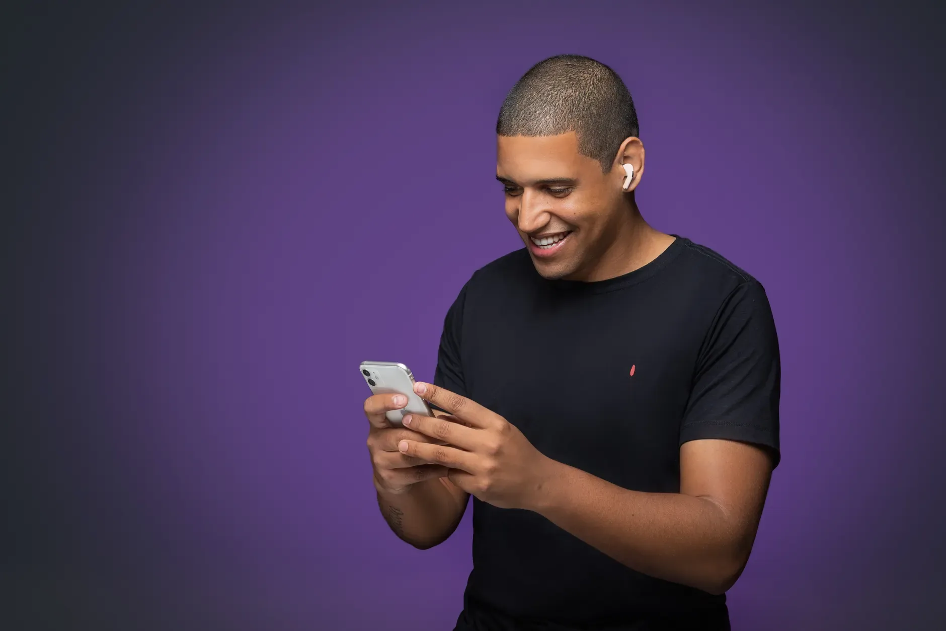 Pessoa da equipe respondendo clientes pelo WhatsApp no celular enquanto decide entre app, regras e IA