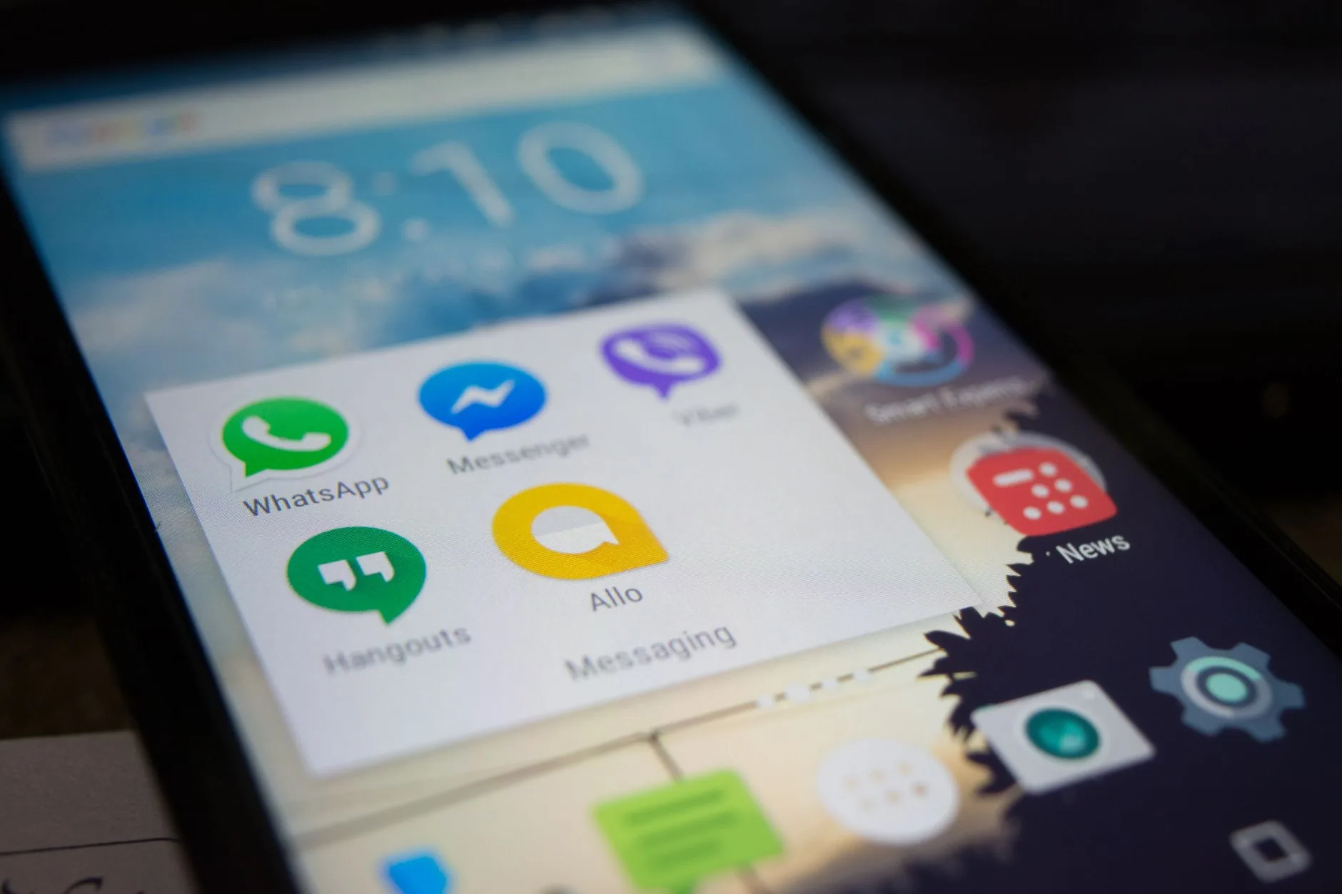 Celular sobre uma mesa de loja mostrando uma conversa de atendimento no WhatsApp